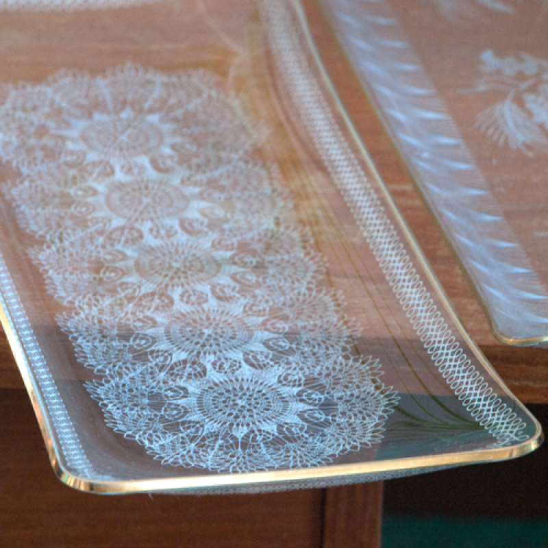 Vintage glazen cakeschaal met motiefjes